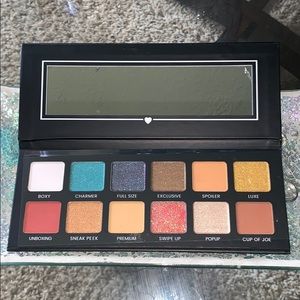 Eye shadow pallet
